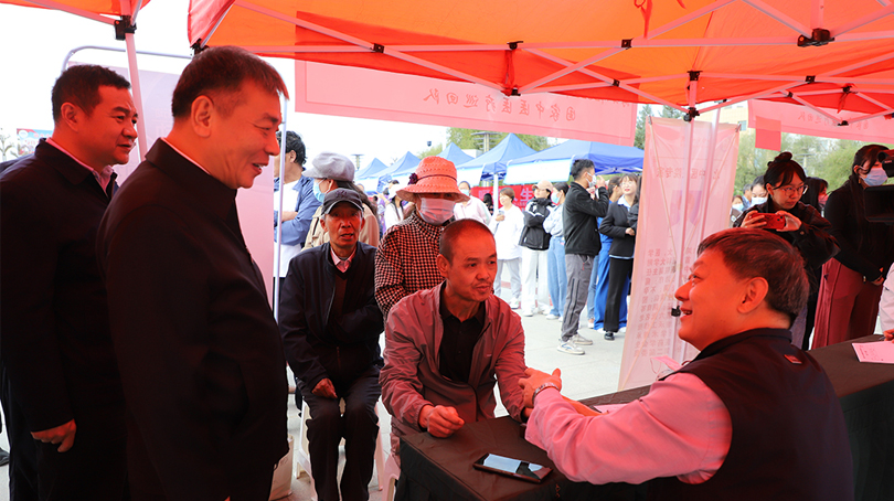 閆樹江赴青?？赐繂枃抑嗅t(yī)醫(yī)療隊