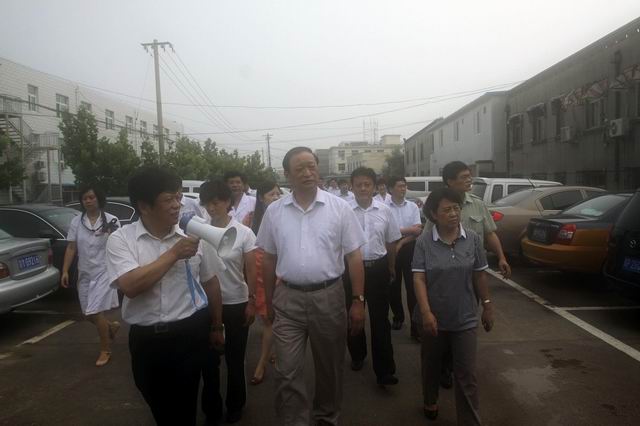 調(diào)整大小 北京市中醫(yī)管理局趙靜(右一)局長陪同王國強(中)副部長視察災(zāi)情.jpg