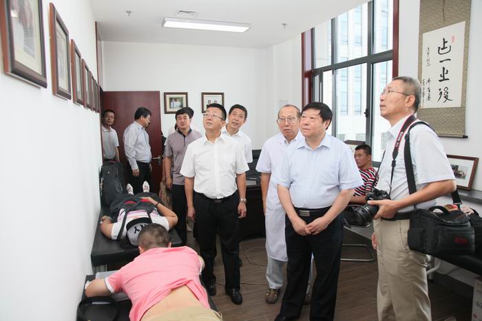 調(diào)整大小 在黑龍江中醫(yī)藥大學一附院臨床研究基地指導工作.JPG