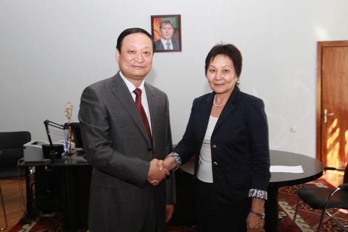 調(diào)整大小 會(huì)見吉爾吉斯斯坦衛(wèi)生部長(zhǎng).JPG