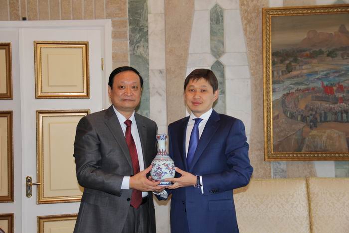 調(diào)整大小 會(huì)見吉總統(tǒng)辦公廳副主任兼對(duì)外政策部主任伊薩科夫先生.JPG